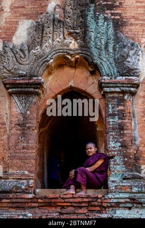 Ein Neumonk im Dhammayangyi Tempel, Bagan, Mandalay Region, Myanmar. Stockfoto