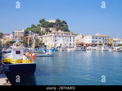 Hafen und Schloss. Denia, Provinz Alicante, Comunidad Valenciana, Spanien. Stockfoto