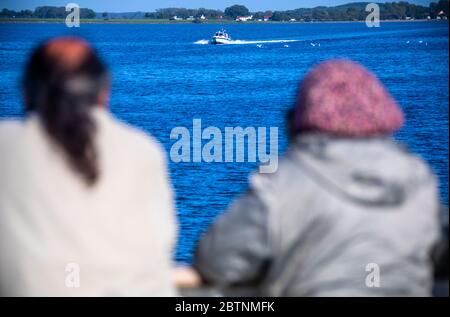 25. Mai 2020, Mecklenburg-Vorpommern, Vitte: Ein Wassertaxi bringt Urlauber über die Ostsee von der Insel Rügen nach Hiddensee. Nach Aufhebung des Reiseverbots von Corona kehren sie in die Ostsee zurück. Foto: Jens Büttner/dpa-Zentralbild/ZB Stockfoto