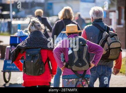 25. Mai 2020, Mecklenburg-Vorpommern, Vitte: Urlauber wandern von der Fähre "Vitte" durch den Hafen auf der Ostseeinsel Hiddensee. Sie kehren nach Aufhebung des Reiseverbots von Corona in die Ostsee zurück. Foto: Jens Büttner/dpa-Zentralbild/ZB Stockfoto