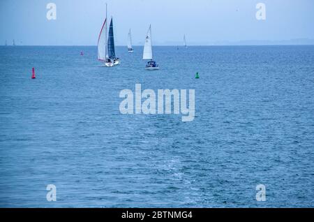 Vitte, Deutschland. Mai 2020. Segelboote befinden sich auf der Ostsee zwischen den Inseln Rügen und Hiddensee. Quelle: Jens Büttner/dpa-Zentralbild/ZB/dpa/Alamy Live News Stockfoto
