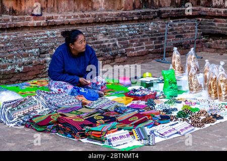 Eine einheimische Frau verkauft Souvenirs im Dhammayangyi Tempel, Bagan, Mandalay Region, Myanmar. Stockfoto