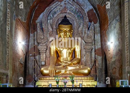 Eine große Buddha-Statue im Tempel Htilominlo, Bagan, Mandalay Region, Myanmar. Stockfoto