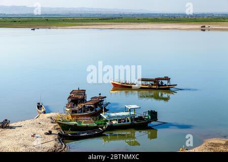 Tour Boote Auf Dem Irrawaddy, (Ayeyarwady) Fluss, Bagan, Mandalay Region, Myanmar. Stockfoto