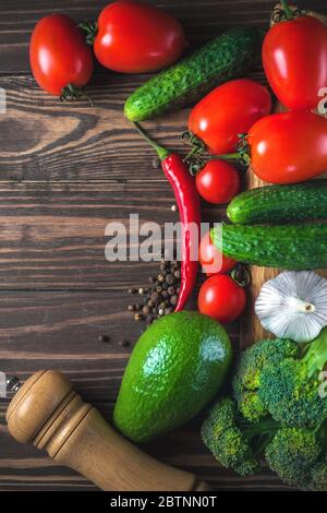 Gemüse und Obst auf einem hölzernen Hintergrund. Gesunde Ernährung. Draufsicht. Kopierbereich Stockfoto