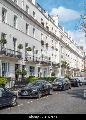 Belgravia, London, England. Eine Straßenszene mit georgianischer Architektur und Luxusautos, die typisch für den exklusiven Stadtteil West London sind. Stockfoto