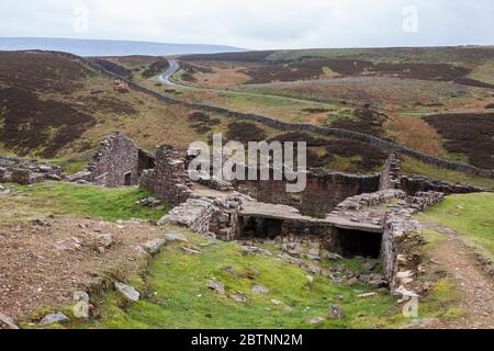 Die Doppelschächte, die von der Rückseite der Ruinen der Schmelzerei bei Surrender Smellt Mill, Mill Gill, North Yorkshire, England, Großbritannien, ausgehen. Stockfoto