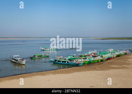 Tour Boote Auf Dem Irrawaddy, (Ayeyarwady) Fluss, Bagan, Mandalay Region, Myanmar. Stockfoto