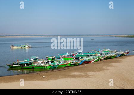 Tour Boote Auf Dem Irrawaddy, (Ayeyarwady) Fluss, Bagan, Mandalay Region, Myanmar. Stockfoto