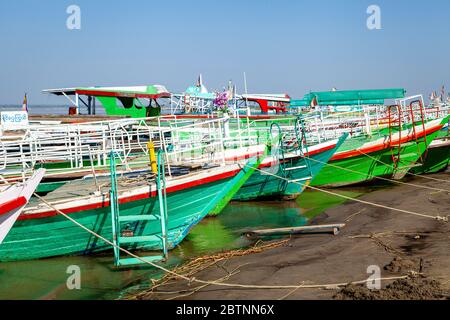 Tour Boote Auf Dem Irrawaddy, (Ayeyarwady) Fluss, Bagan, Mandalay Region, Myanmar. Stockfoto