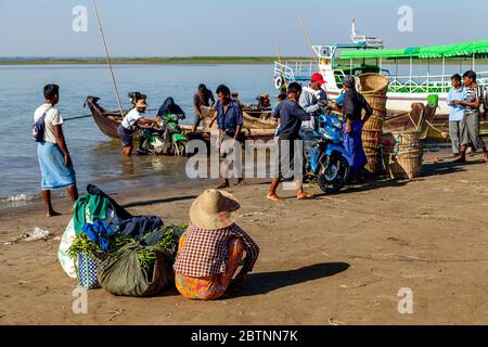 Güter und Motorräder, die von EINEM Boot auf dem Irrawaddy, (Ayeyarwady) Fluss, Bagan, Mandalay Region, Myanmar ausgeladen werden. Stockfoto