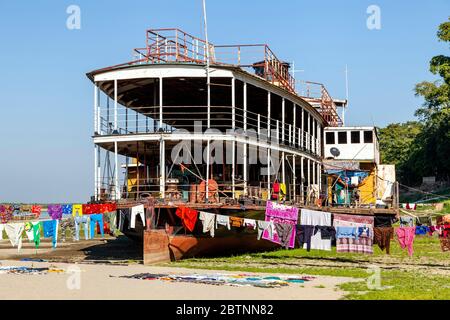 Wäsche zum Trocknen auf einem Strandboot auf dem Irrawaddy Riverbank, Bagan, Mandalay Region, Myanmar. Stockfoto