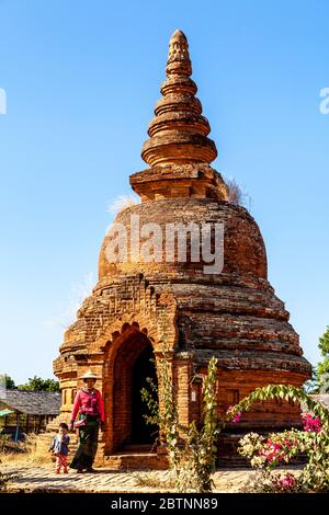 Besucher An Ancient Stupa, Bagan, Mandalay Region, Myanmar. Stockfoto