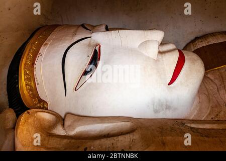 Gesicht eines sich wieder schließenden Buddha, Manuha Tempel, Bagan, Mandalay Region, Myanmar. Stockfoto