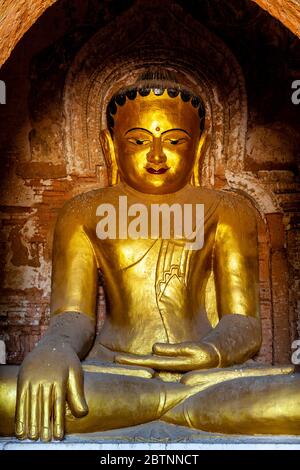 Eine sitzende Buddha-Statue in EINEM Tempel in Bagan, Mandalay Region, Myanmar. Stockfoto
