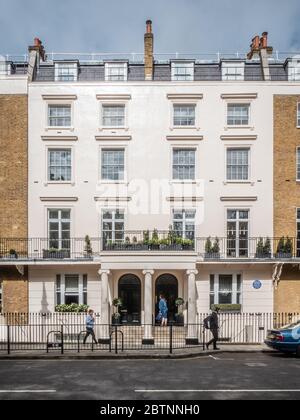 Typische georgische Stadthäuser im wohlhabenden Stadtteil Belgravia in West-London. Stockfoto