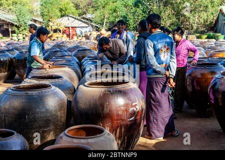 Burmesen Kaufen Große Lagertöpfe, Ananda Tempel, Bagan, Mandalay Region, Myanmar. Stockfoto