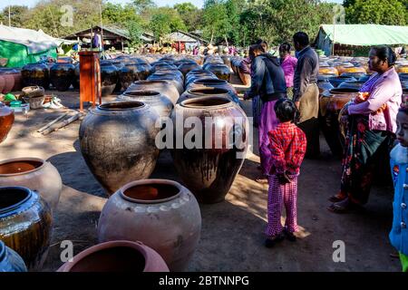 Burmesen Kaufen Große Lagertöpfe, Ananda Tempel, Bagan, Mandalay Region, Myanmar. Stockfoto