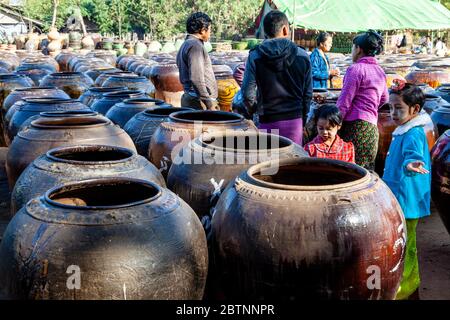 Burmesen Kaufen Große Lagertöpfe, Ananda Tempel, Bagan, Mandalay Region, Myanmar. Stockfoto