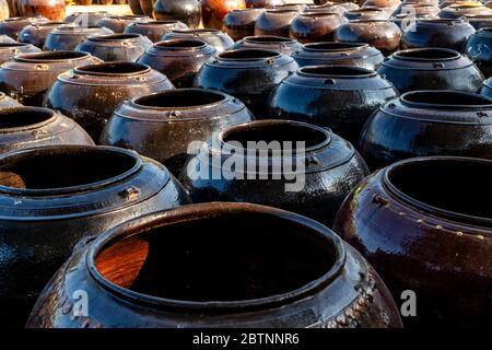 Große Keramik-Lagertöpfe Zum Verkauf Außerhalb Ananda Tempel, Bagan, Mandalay Region, Myanmar. Stockfoto