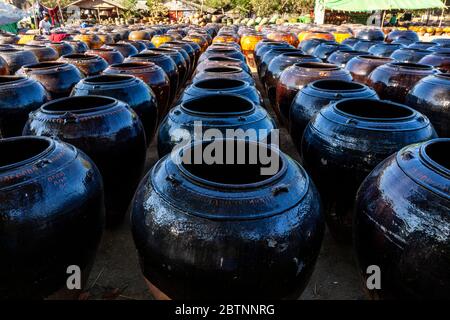 Große Keramik-Lagertöpfe Zum Verkauf Außerhalb Ananda Tempel, Bagan, Mandalay Region, Myanmar. Stockfoto