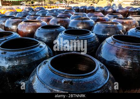 Große Keramik-Lagertöpfe Zum Verkauf Außerhalb Ananda Tempel, Bagan, Mandalay Region, Myanmar. Stockfoto