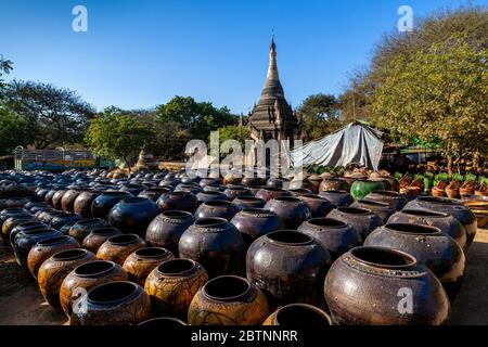 Große Keramik-Lagertöpfe Zum Verkauf Außerhalb Ananda Tempel, Bagan, Mandalay Region, Myanmar. Stockfoto