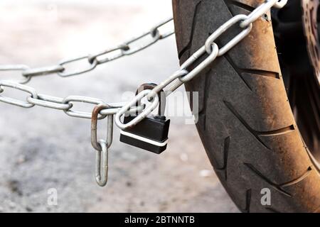 Diebstahlsicherung des Fahrrads. Befestigen Sie das Fahrrad an der Stange. Stockfoto