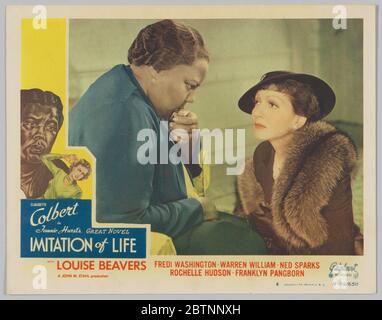 Lobby-Karte für Imitation of Life. Lobby-Karte für die RealART-Wiederveröffentlichung des Films "Imitation of Life" 1949.die Lobby-Karte enthält ein getöntes Foto einer Szene aus dem Film. Im Bild kniet Claudette Colbert vor einer sitzenden Louise Beavers. Stockfoto