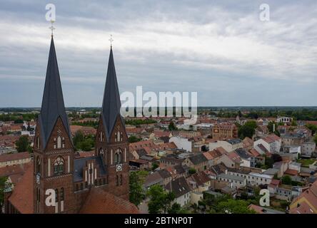 Neuruppin, Deutschland. Mai 2020. Blick über die Stadt, die Türme der Klosterkirche St. Trinitatis sind von weitem sichtbar. Die Kirche aus dem Jahr 1246 ist das Wahrzeichen der Stadt. Quelle: Paul Zinken/dpa-Zentralbild/ZB/dpa/Alamy Live News Stockfoto