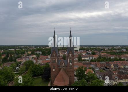 Neuruppin, Deutschland. Mai 2020. Blick über die Stadt, die Türme der Klosterkirche St. Trinitatis sind von weitem sichtbar. Die Kirche aus dem Jahr 1246 ist das Wahrzeichen der Stadt. Quelle: Paul Zinken/dpa-Zentralbild/ZB/dpa/Alamy Live News Stockfoto