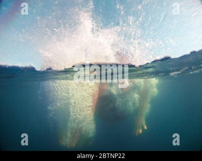 Mann in Blau klar Wasser springen Stockfoto