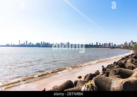 Marine Drive, Mumbai bei hellem Tageslicht sieht immer noch so wunderschön aus wie in der Nacht. Der Marine Drive ist auch als die Queen's Halskette bekannt Stockfoto