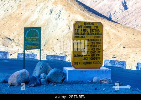 HIMANK - das Vorstandmanagement-Komitee begrüßt "WILLKOMMEN ZU 491 RMPL Sektor Khalsar", Ladakh, Jammu & Kaschmir, Indien, Asien. Stockfoto