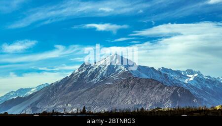 Ladakh, Indien - Panoramablick auf die Gipfel Blick auf den Himalaya. Schnee Berge in Ladakh mit erstaunlichen cloudscape ist einfach atemberaubend. Stockfoto