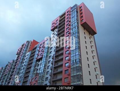 Blick auf einen modernen Neubau mit hellen Fassaden vor stürmischem Himmel Stockfoto