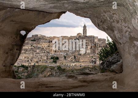 Die Altstadt von Matera aus einer Höhle im nationalpark murgia. Stockfoto