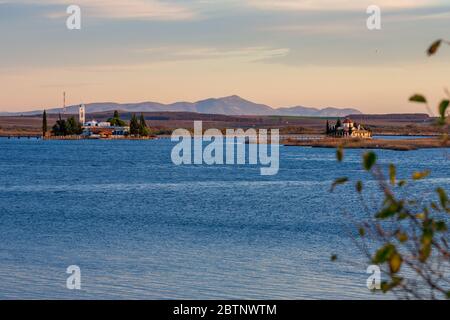 Das schöne Kloster St. Nikolaus am Vistonida-See, Porto Lagos, Xanthi Region in Nordgriechenland, Panoramablick mit der Wasserbrücke Stockfoto