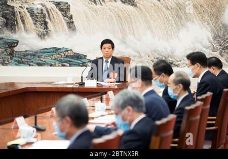 (200527) -- PEKING, 27. Mai 2020 (Xinhua) -- Li Zhanshu, ein geschäftsführender Vorsitzender des Präsidiums der dritten Sitzung des 13. Nationalen Volkskongresses (NSC) und Vorsitzender des Ständigen Ausschusses des NSC, Vorsitz über die zweite Sitzung der Vorsitzenden des Präsidiums in der Großen Halle des Volkes in Peking, Hauptstadt von China, 27. Mai 2020. (Xinhua/Huang Jingwen) Stockfoto