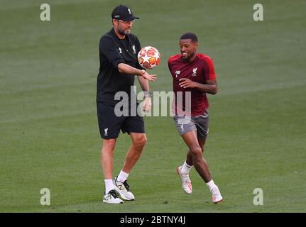MADRID, SPANIEN - 31. MAI 2019: Liverpool-Manager Jurgen Klopp (L) und Georginio Wijnaldum aus Liverpool (R) bei einem Training am Tag vor dem UEFA Champions League-Finale 2018/19 zwischen Tottenham Hotspur (England) und Liverpool FC (England) in Wanda Metropolitano. Stockfoto