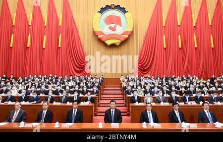 (200527) -- PEKING, 27. Mai 2020 (Xinhua) -- Xi Jinping, Li Keqiang, Li Zhanshu, Wang Huning, Zhao Leji, Han Zheng und Wang Qishan nehmen am Abschlusstreffen der dritten Sitzung des 13. Nationalen Komitees der Politischen Konsultativkonferenz des chinesischen Volkes (CPPCC) in der Großen Halle des Volkes in Peking, der Hauptstadt Chinas, am 27. Mai 2020 Teil. (Xinhua/Xie Huanchi) Stockfoto