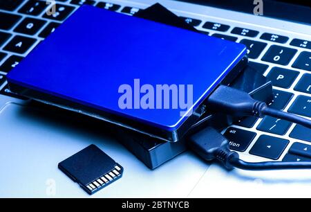Externe Festplatte an Notebook angeschlossen Stockfoto