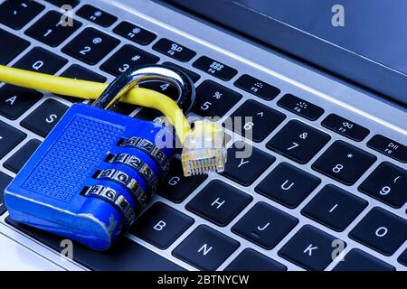 Netzwerk-LAN-Kabel mit metallischem Schlüsselcodeschloss mit dem Konzept des Daten- und Netzwerkschutzes Stockfoto