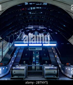 Rolltreppen an der Canary Wharf U-Bahn-Station Stockfoto