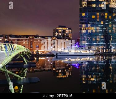 Eine Yacht, die in einem Becken an Canary Wharf festgemacht ist. Stockfoto