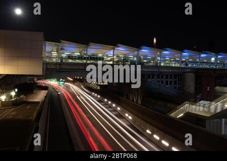 Black Friars Station bei Nacht mit leichten Wegen. Stockfoto