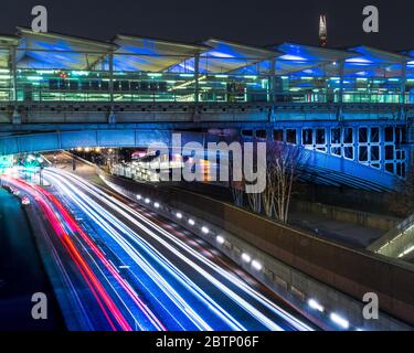 Black Friars Station bei Nacht mit leichten Wegen. Stockfoto