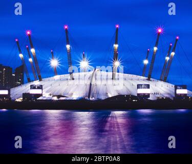 Die O2 Arena leuchtet nachts Stockfoto