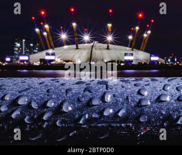 Die O2 Arena leuchtet nachts Stockfoto