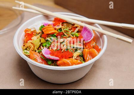 Poke Schüssel mit Lachs und Kaviar Stockfoto